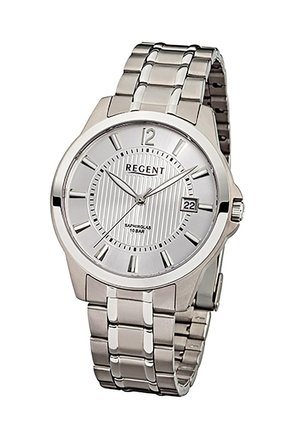 Montre-bracelet en métal argenté avec un cadran blanc, des chiffres romains pour les heures, un affichage de la date à 3 heures et un bracelet en métal maillé.