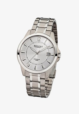 Montre-bracelet en métal argenté avec un cadran blanc, des chiffres romains pour les heures, un affichage de la date à 3 heures et un bracelet en métal maillé.