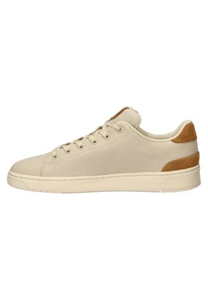 Beige canvas sneaker met een gestructureerde oppervlakte, rubberen zool en bruine suede accenten op de hiel en achterkant. Voorzien van een vetersluiting.