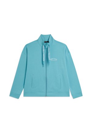 Vaaleansininen täyshupparillinen takki, jossa on kaksi etutaskua, korkea kaulus ja "FREDDY"-logo painettuna vetoketjunjatkeisiin ja rintakehälle.