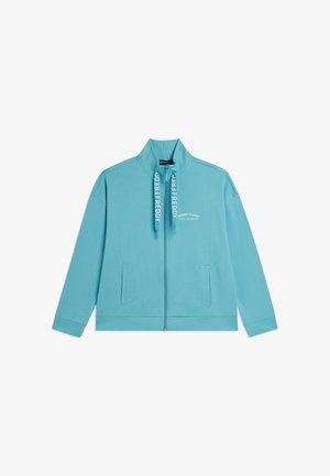 Vaaleansininen täyshupparillinen takki, jossa on kaksi etutaskua, korkea kaulus ja "FREDDY"-logo painettuna vetoketjunjatkeisiin ja rintakehälle.