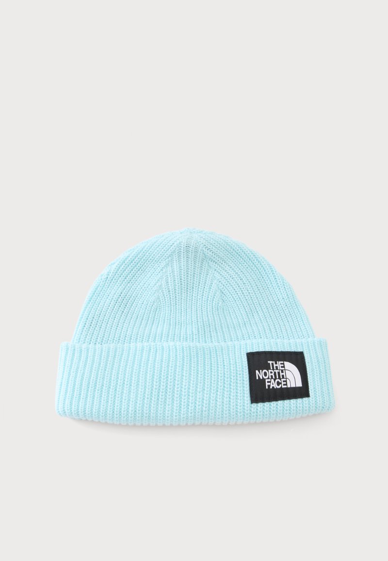 Bonnet en tricot bleu clair avec revers plié et écusson rectangulaire noir affichant le logo "The North Face".