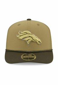 Khaki-Baseballcap mit dunkelbrauem Schirm, mit einem gestickten Logo eines Pferdekopfes in hellbeige und grauer Stickerei. Snapback-Verschluss.