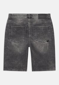 Shorts en denim noir avec un délavage clair, arborant un petit logo sur la poche arrière, deux poches arrière et un design classique.