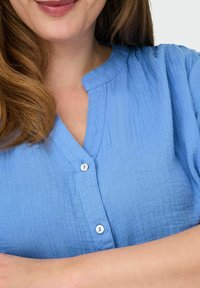 ONLY Carmakoma CARTHYRA - Camicia - provence