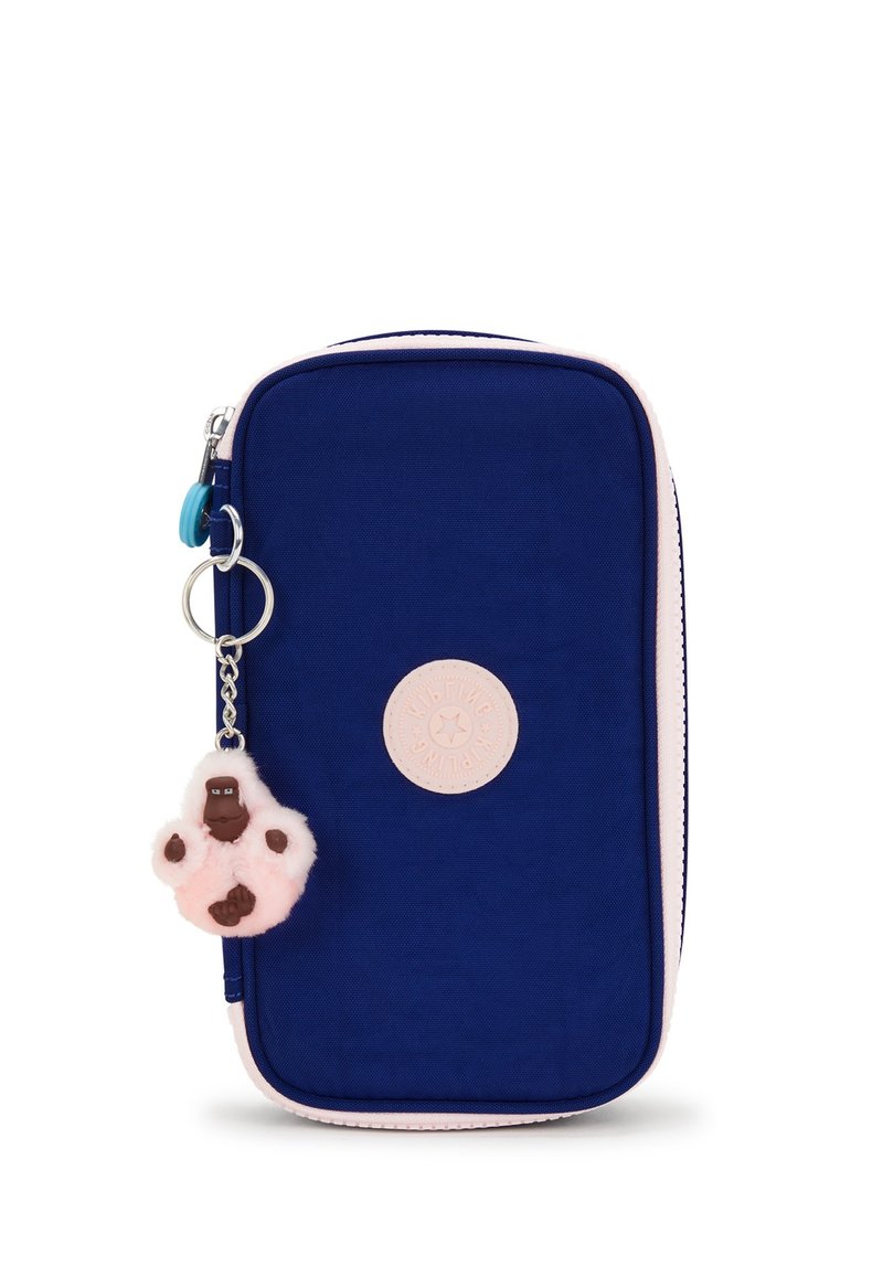 Astuccio navy blu con cerniera e dettagli rosa, caratterizzato da un portachiavi a forma di gorilla peloso rosa e un logo circolare sul davanti.