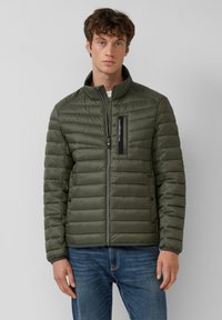 Gepolsterte grüne Jacke mit Stehkragen, Reißverschlusstaschen und Reißverschluss vorne. Verfügt über eine glatte Textur und ein horizontal gestepptes Muster.