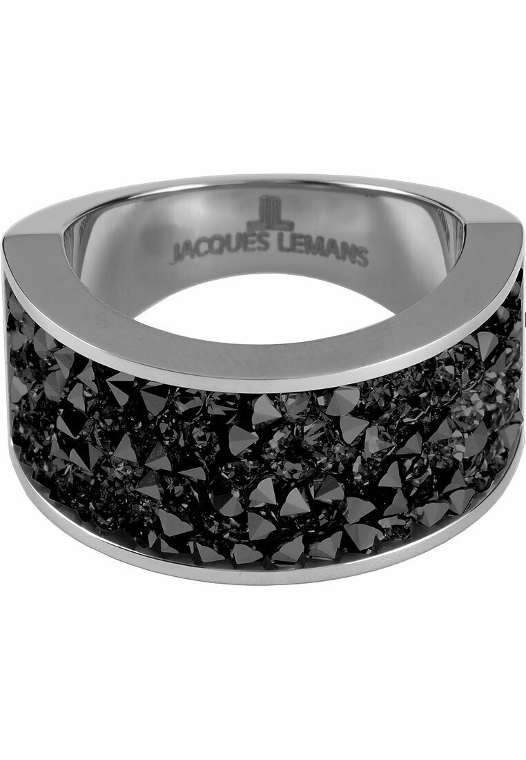 Schwarzer Ring mit breitem Band, das eine strukturierte, klobige Oberfläche aus schwarzen Kristallen aufweist, eingesetzt in einem polierten Metall in Silberfarbe. Markenname innen sichtbar.