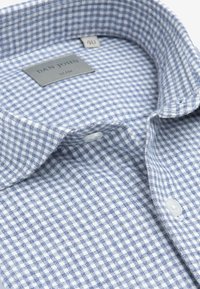 Blå og hvidternet skjortekrave med et mærke, der siger "DAN JOHN SLIM." Har hvide knapper og tekstureret stofmønster. Størrelse 40.