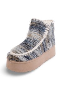 Botte cheville en mélange de laine avec une tige texturée multicolore en bleu et beige, dotée d'une semelle plateforme et de coutures décoratives.