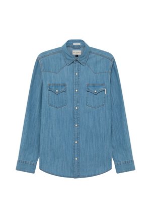 Camicia di jeans azzurro chiaro a maniche lunghe con colletto appuntito, bottoni a pressione sul davanti e due tasche sul petto con patta e chiusura a bottone.