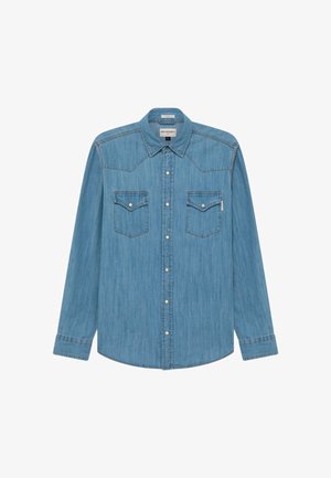 Camicia di jeans azzurro chiaro a maniche lunghe con colletto appuntito, bottoni a pressione sul davanti e due tasche sul petto con patta e chiusura a bottone.