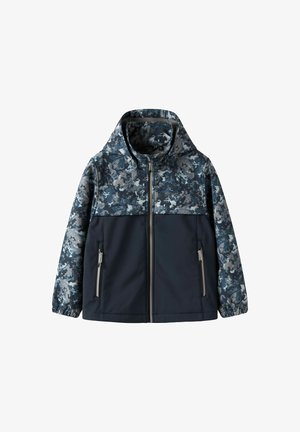 Veste à capuche avec un corps bleu marine foncé et un motif camouflage texturé dans des nuances de bleu et de gris sur les épaules et les manches. Deux poches zippées.