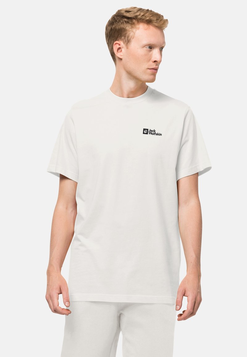 Weißes Baumwoll-T-Shirt mit kurzen Ärmeln und Rundhalsausschnitt, mit einem schwarzen rechteckigen Logo auf der linken Brustseite. Einfaches und minimalistisches Design.