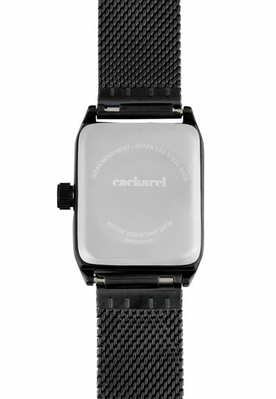 Achterkant van een Cacharel polshorloge met een zwart metalen mesh band, een vierkante roestvrijstalen kast, en markeringen voor waterbestendigheid en Japanse uurwerkbeweging.