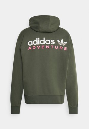 Olivengrøn hættetrøje med hætte, hvidt adidas-logo og pink "ADVENTURE"-tekst på ryggen, lange ærmer og ribkantede manchetter.