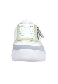 Baskets blanches avec accents verts et gris, lacets blancs et une fermeture éclair latérale, vues de face sur un fond blanc.