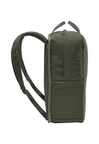 Groene stoffen rugzak met een rechthoekige vorm, een gevoerde rug, verstelbare banden en een handvat aan de bovenkant. Voorzien van een zijvak.