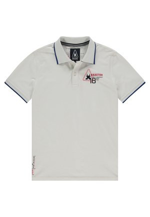 Wit poloshirt met korte mouwen en marineblauwe bies aan kraag en mouwen, met rode en zwarte grafische tekst op de linkerborst en linkermonderzoom.