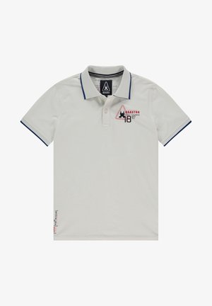 Wit poloshirt met korte mouwen en marineblauwe bies aan kraag en mouwen, met rode en zwarte grafische tekst op de linkerborst en linkermonderzoom.