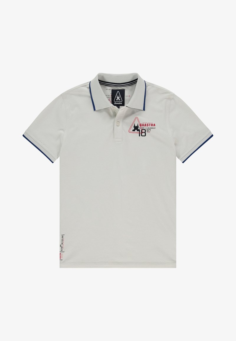 Polo blanc à manches courtes avec bordure bleu marine sur le col et les manches, avec un texte graphique rouge et noir sur la poitrine gauche et l'ourlet inférieur gauche.
