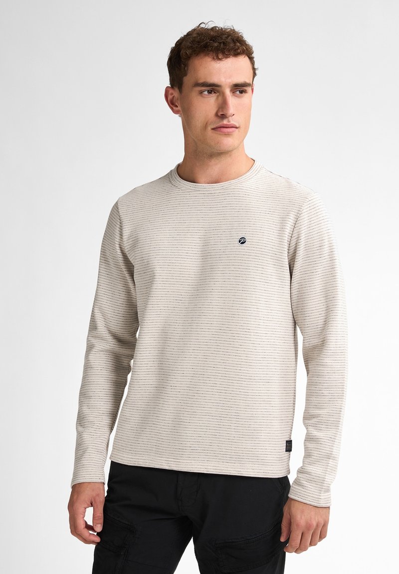 Camisa de manga larga beige claro con rayas horizontales, escote redondo y un pequeño logo azul marino en el pecho izquierdo. Textura de tela suave.