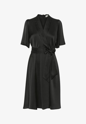 Zwarte wikkeljurk van een gladde stof, met korte mouwen, een tailleband met strik en een uitlopende rok.