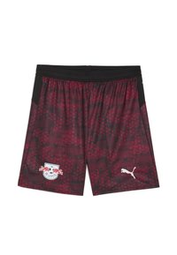 Pantalones cortos deportivos de color rojo oscuro y negro con un patrón, logo del equipo RB Leipzig en la pierna izquierda y logo blanco de Puma en la pierna derecha.
