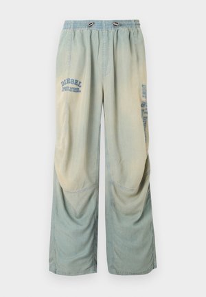 Pantalon large en denim bleu clair et beige avec taille élastique, cordon de serrage, et logos « Diesel » délavés sur les jambes supérieures gauche et droite.