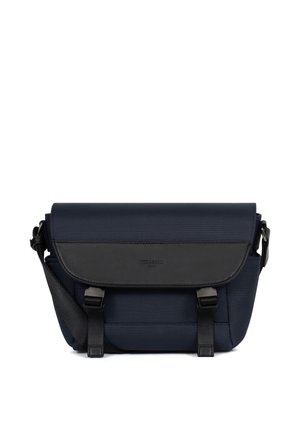 Granatowo-czarna torebka na ramię z klapką, dwoma paskami z klamrami i regulowanym paskiem na ramię.