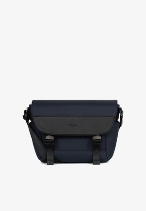 Granatowo-czarna torebka na ramię z klapką, dwoma paskami z klamrami i regulowanym paskiem na ramię.