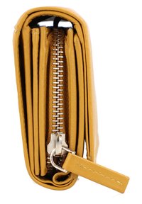 Cartera de cuero amarilla con cierre de cremallera, que presenta múltiples ranuras para tarjetas, un acabado texturizado y un detalle de cremallera plateada.
