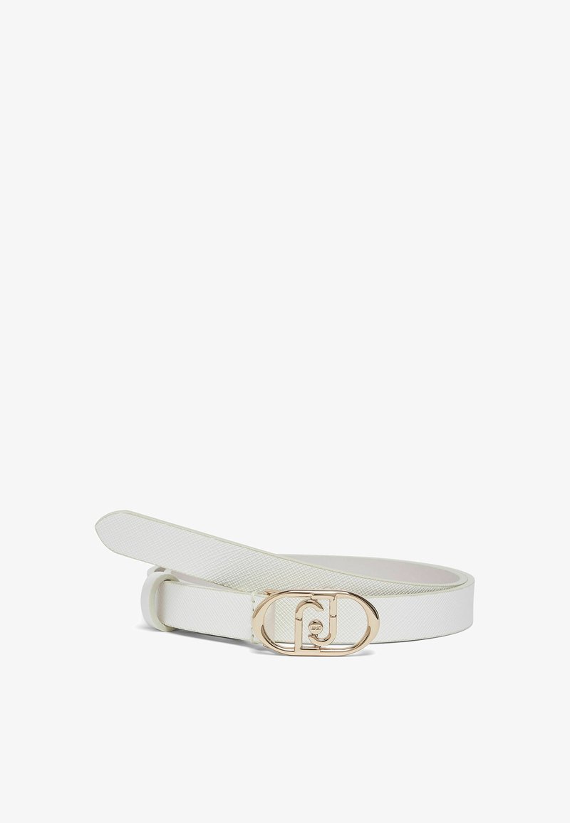 Cintura in pelle bianca con texture, con fibbia ovale dorata decorata con iniziali intrecciate, posata distesa su uno sfondo bianco.