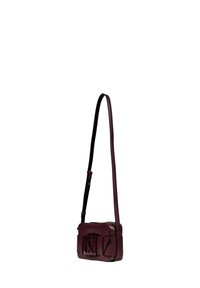Borsa a tracolla in pelle borgogna con tracolla nera regolabile, forma rettangolare, dettaglio del logo in rilievo sulla parte anteriore, design minimalista.