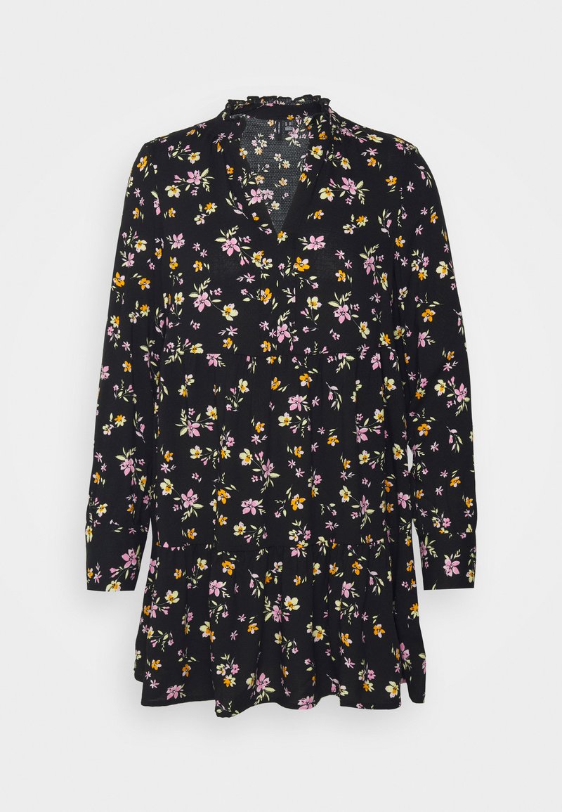 Vestido preto com estampa floral, apresentando um colarinho com volantes, mangas compridas e uma bainha em camadas. Pequenas flores cor-de-rosa e amarelas estão espalhadas pelo tecido.