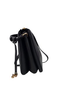 Borsa a mano in pelle nera con finitura texture, dotata di un clasp in metallo dorato e tracolla regolabile. Il design a pieghe aggiunge profondità.