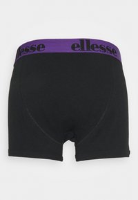 Svarta boxertrosor med en lila resårmidja som har "ellesse"-logotypen i svart. Slät textur och åtsittande design.