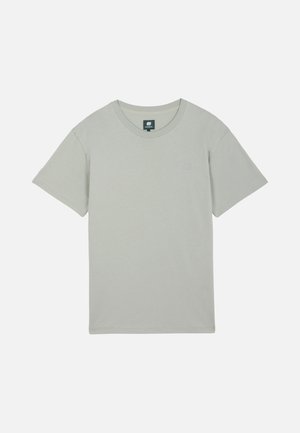 T-shirt grigio chiaro a maniche corte con scollo rotondo, con piccolo logo in rilievo sul petto lato sinistro e etichetta brandizzata all'interno del colletto.