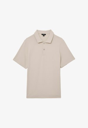 Hellbeige kurzärmliges Poloshirt aus strukturiertem Stoff mit zwei Knöpfen und Kragen, flach auf weißem Hintergrund liegend.