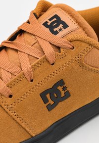 DC Shoes CRISIS 2 - Sapatilha de treino - wheat/black