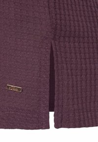 Lila, strukturierter Strickstoff mit einem seitlichen Schlitz, versehen mit einem kleinen, metallischen Markenetikett. Das Design weist ein geripptes Muster und kontrastierende Texturen auf.