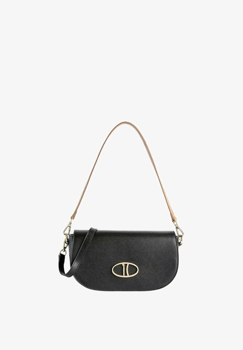 Borsa a mano in pelle nera con forma curva, logo in metallo dorato e tracolla marrone rimovibile. Texture liscia.