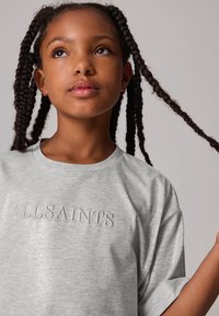 Šedá mikina s vyšitým logem "ALLSAINTS", měkká textura, oversized střih a s krátkými ohrnutými rukávy. Hladký povrch látky.