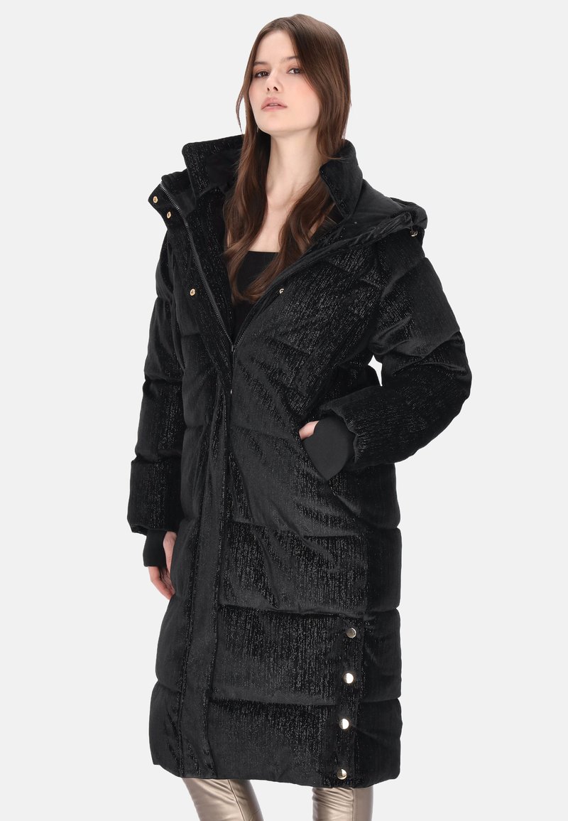 Czarna, puchowa kurtka o błyszczącym wykończeniu, pikowanym wzorze, wysokim kołnierzu i ozdobnych guzikach. Posiada długie rękawy oraz boczne kieszenie.