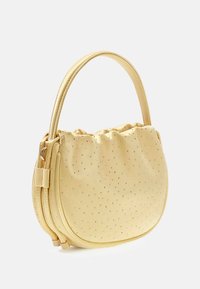 Gelbe Handtasche aus Kunstleder mit abgerundeter Form, strukturierter Oberfläche, gerafftem oberen Teil und verstreuten silbernen Nieten. Verfügt über einen einzelnen Henkel.