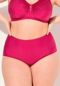Ensemble de lingerie à rayures magenta comprenant un soutien-gorge avec des accents en dentelle et un petit détail en gemme, associé à un bas de bikini taille haute.