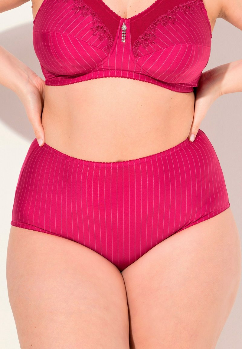 Set di lingerie a righe magenta composto da un reggiseno con dettagli in pizzo e una piccola gemma, abbinato a slip in stile bikini a vita alta.