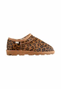 Zapatilla de casa de estampado de leopardo en tonos marrón y negro. Parte superior de tela suave, puntera redondeada y suela acolchada para mayor comodidad. Detalle elástico a lo largo de la abertura.