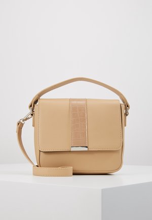 Kleine beige Lederhandtasche mit einem oberen Griff, abnehmbarem Schulterriemen und einem zentralen, krokodilstrukturierten verticalen Streifen auf der Vorderklappe.
