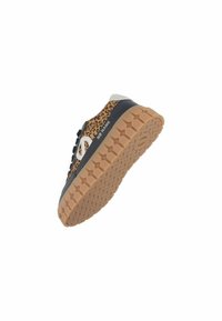 Sneaker met een bovenkant van stof met een luipaardprint, zwarte accenten en een wit logo. Dikke zool van stevig rubber met een gestructureerd, hexagonaal patroon.